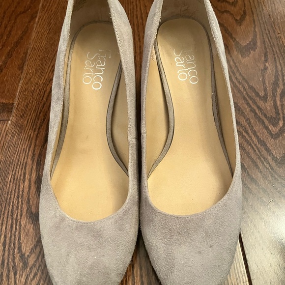 Beautiful 2 1/2” pumps in grey suede - Picture 2 of 5